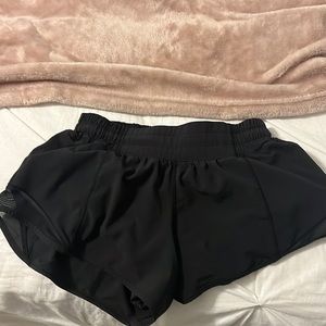 Black Lulu lemon shorts size 0 //2.5 in